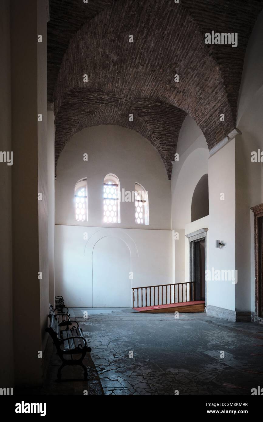 Istanbul, Türkei - Januar 2023: Innenansicht der Zeyrek-Moschee oder des Klosters des Pantokrators, Bögen, Gewölbe, Fenster, Details des Pantokrators Stockfoto