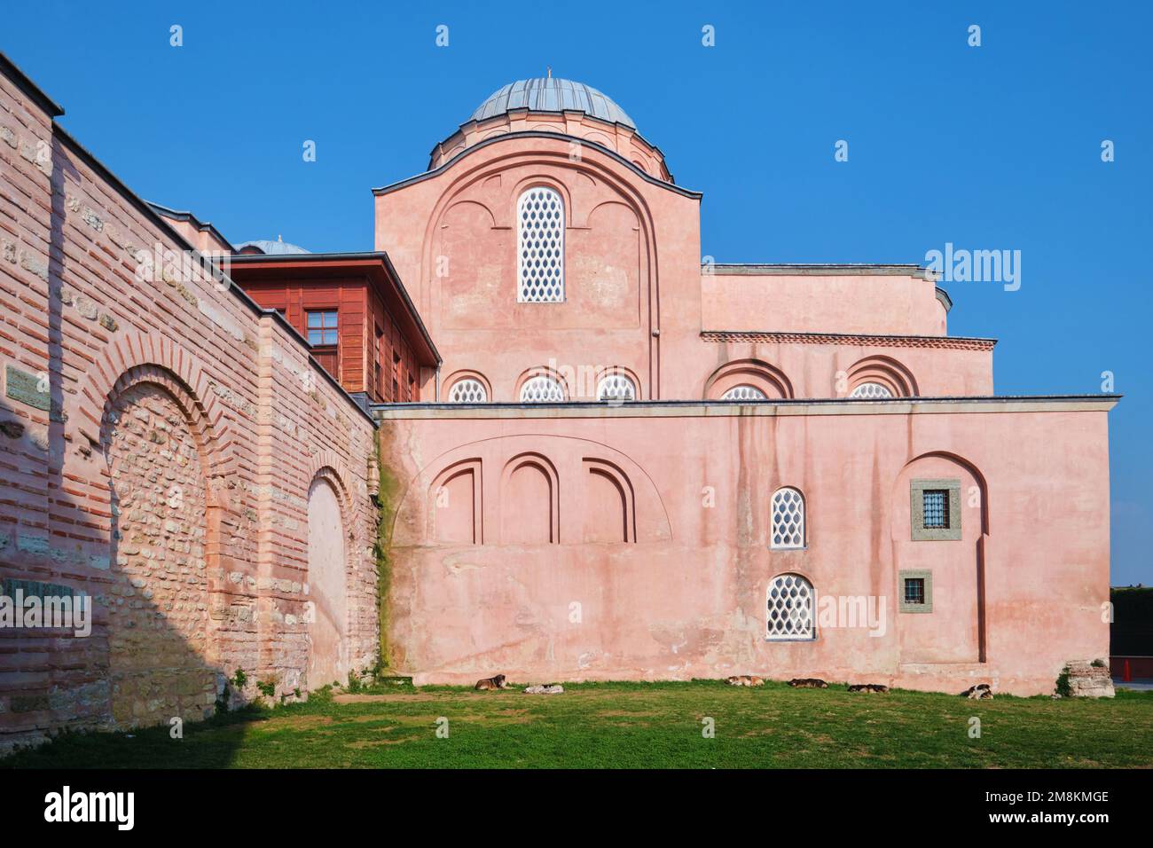 Istanbul, Türkei - Januar 2023: Zeyrek-Moschee oder Kloster des Pantokrators, Pantokrator umgewandelt von der byzantinischen Kirche in die Moschee Stockfoto