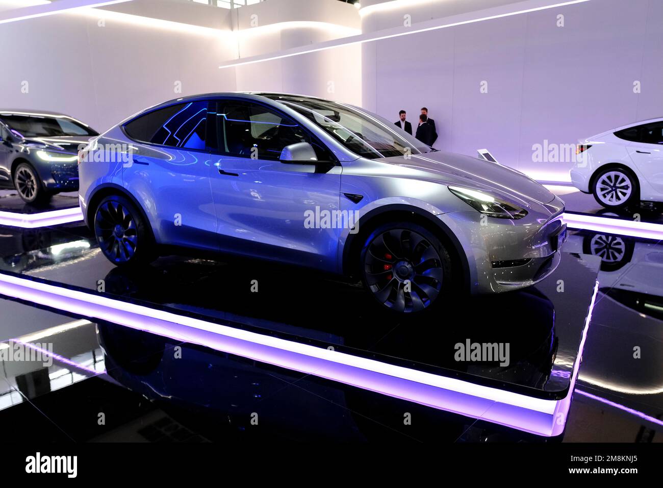 Brüssel, Belgien. 13. Januar 2023. Tesla-Auto wird bei der Eröffnung der Brüsseler Motormesse auf der Expo in Brüssel am 13. Januar 2023 ausgestellt. Kredit: ALEXANDROS MICHAILIDIS/Alamy Live News Stockfoto