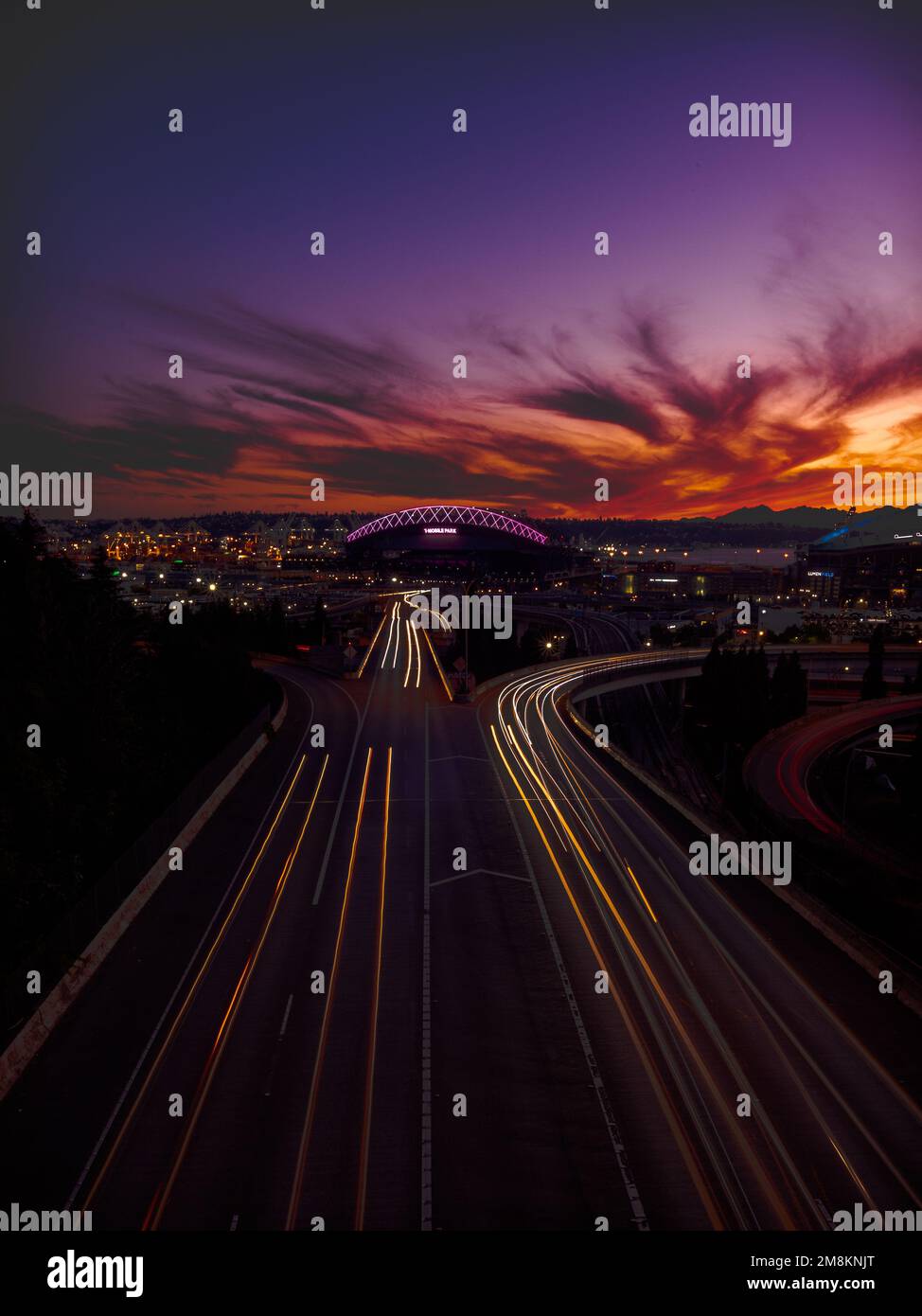 Blick auf die T-Mobile Arena bei Sonnenuntergang über der Autobahn I-5. Stockfoto