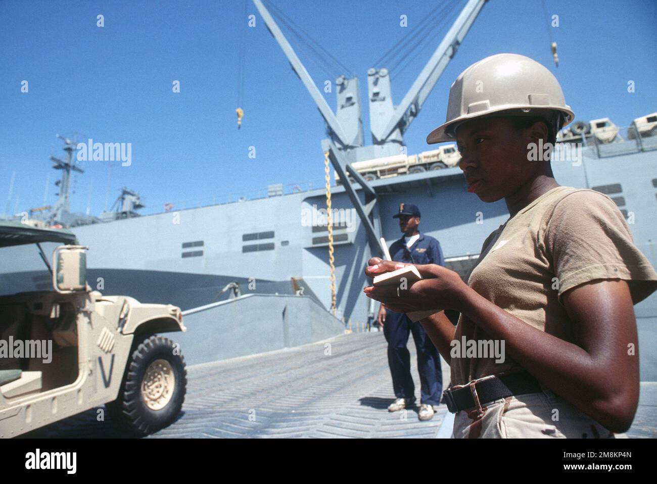 PFC Marcy Smith, 11. Transportation Battalion, Fort Story, VA, inventarisiert Fahrzeuge, die an Bord der USNS Denebola hochgeladen werden. Einsatzgebiet/Serie: UNOSOM II Basis: Mogadischu Land: Somalia (SOM) Stockfoto