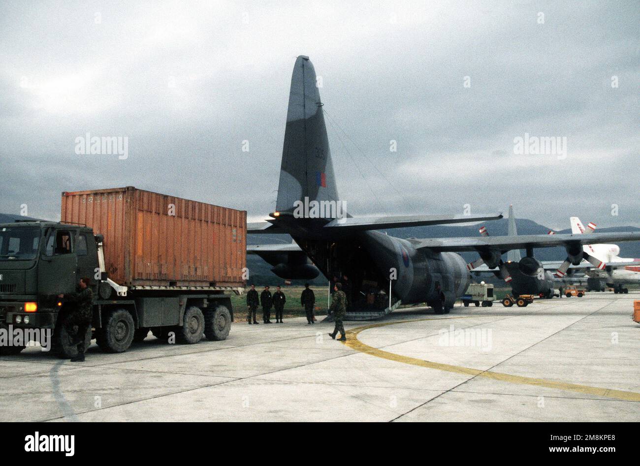 Ein Foden 8X6 DROPS IMMLC (Improved Medium Mobility Load Carrier) Logistikwagen transportiert einen Frachtcontainer, der von der British Royal Air Force C-130 im Rahmen GEMEINSAMER BEMÜHUNGEN geliefert wurde. Der Container enthält Vorräte und Materialien, die von britischen Truppen verwendet werden, die als Teil der Implementierungskräfte (IFOR) eingesetzt werden, die das Friedensabkommen von Dayton durchsetzen. Gegenstand Operation/Serie: GEMEINSAME BEMESSUNGSGRUNDLAGE: Split-Land: Kroatien (HRV) Stockfoto