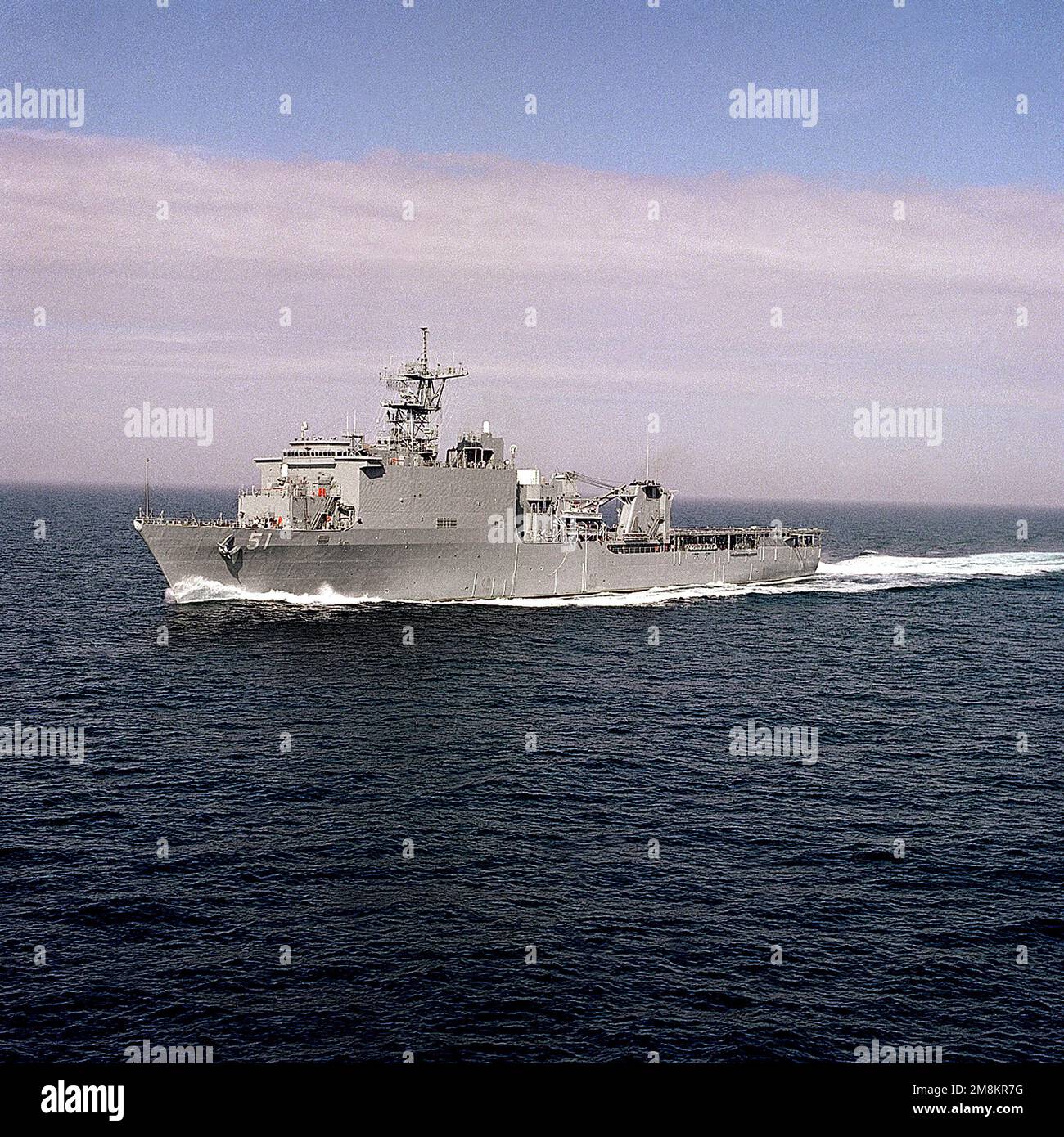 Ein Lufthafen mit Blick auf das amphibische Landungsschiff USS OAK HILL (LSD-51), das während der Fertigstellung der Bauarbeiter und der Seeversuche im Einsatz ist. Land: Golf Von Mexiko Stockfoto