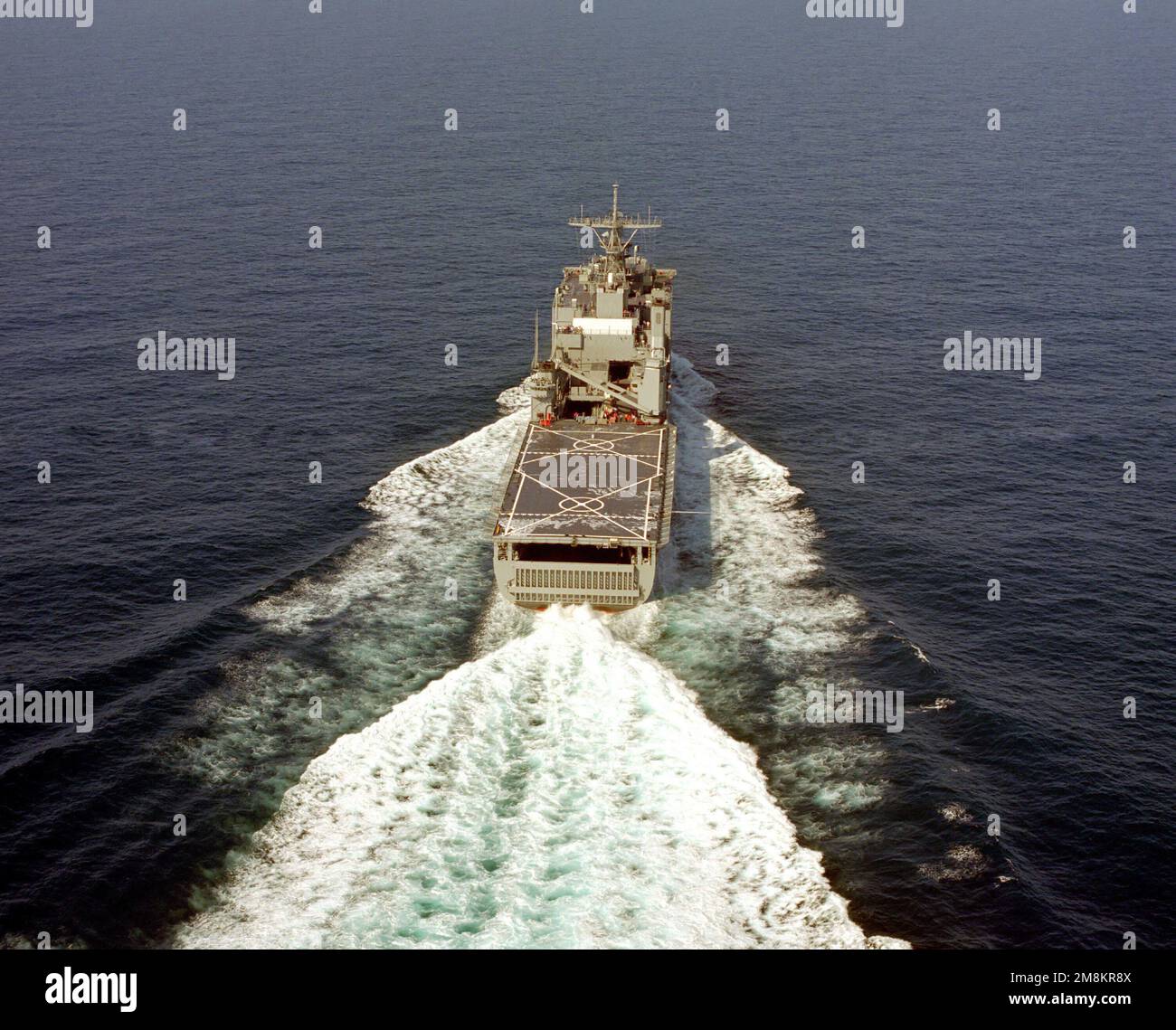 Ein Blick aus der Vogelperspektive auf das amphibische Dock-Landungsschiff USS EICHE HILL (LSD-51), das während der Erprobung der Bauarbeiter im Meer im Einsatz ist. Land: Golf Von Mexiko Stockfoto