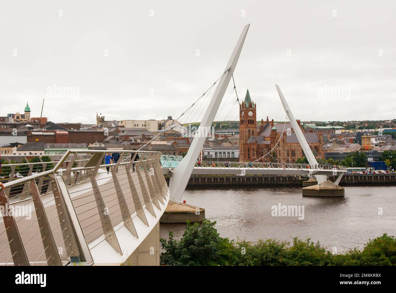 8. Juli 2013 die berühmte Friedensbrücke, die den Fluss Bann überquert und die protestantische Waterside zur katholischen Stadt in Londonderry im Norden I verbindet Stockfoto