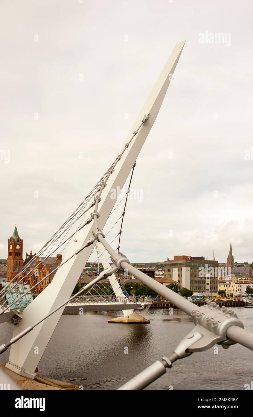 8. Juli 2013 der Blick von der berühmten Friedensbrücke, die den Fluss Bann überquert und die protestantische Waterside zur katholischen Stadt Londonderr verbindet Stockfoto