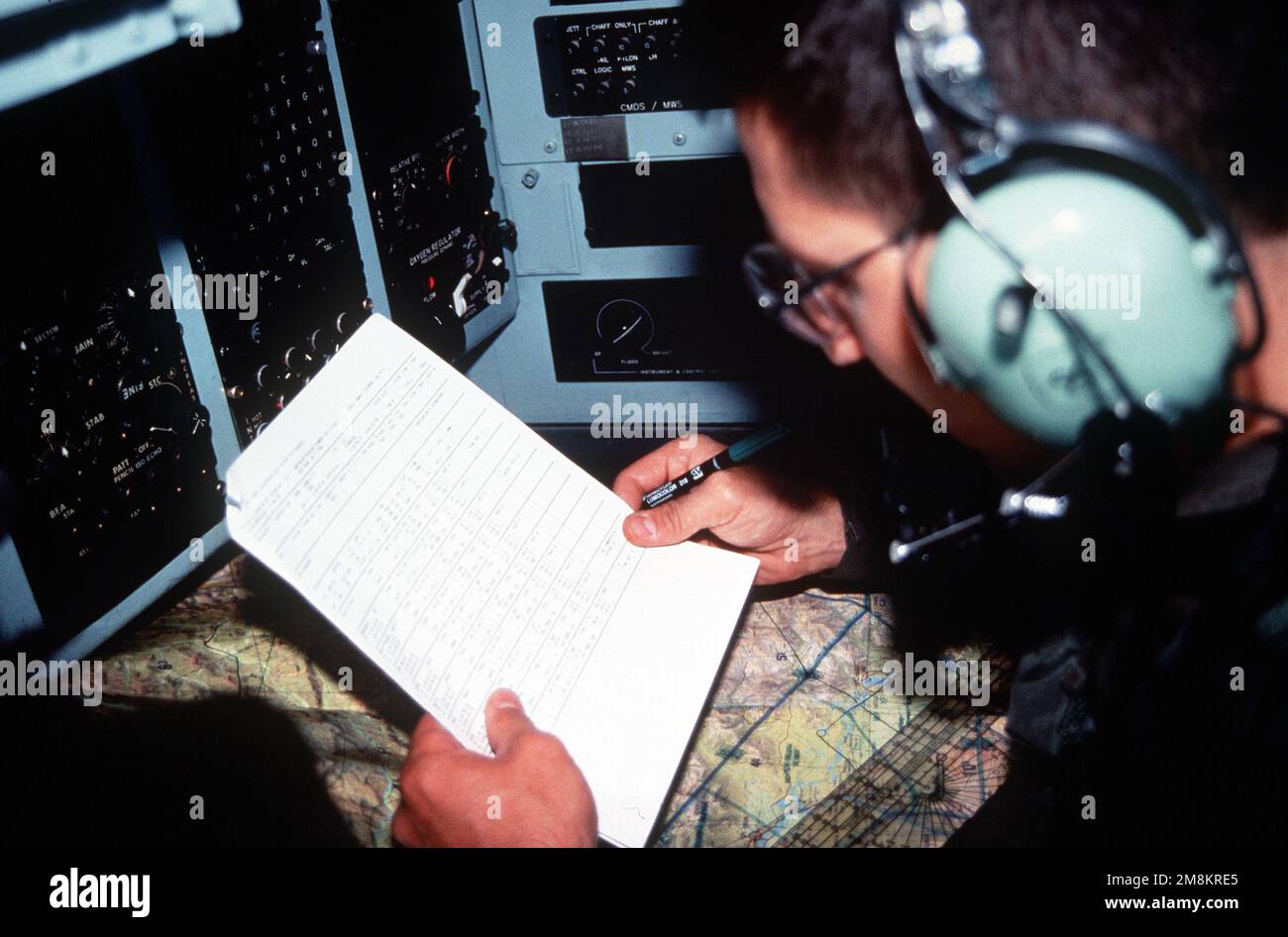 Als Navigator auf der C-130, Captain Mitch Brooks, 517. Luftschiff-Geschwader, Elmendorf AFB, Alaska, Zeichnet bewusst das Gewicht und die Platzierung der Fracht im Frachtraum auf. Exaktes Datum Aufnahme Unbekannt. Betrifft Operation/Serie: NORTHERN EDGE '96 Stützpunkt: Elmendorf Luftwaffenstützpunkt Staat: Alaska (AK) Land: Vereinigte Staaten von Amerika (USA) Stockfoto