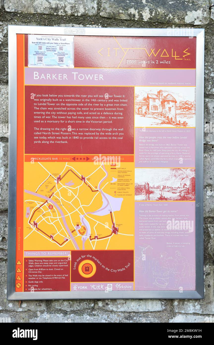 Informationsschild zum Barker Tower an der Stadtmauer in York, Yorkshire, Großbritannien Stockfoto