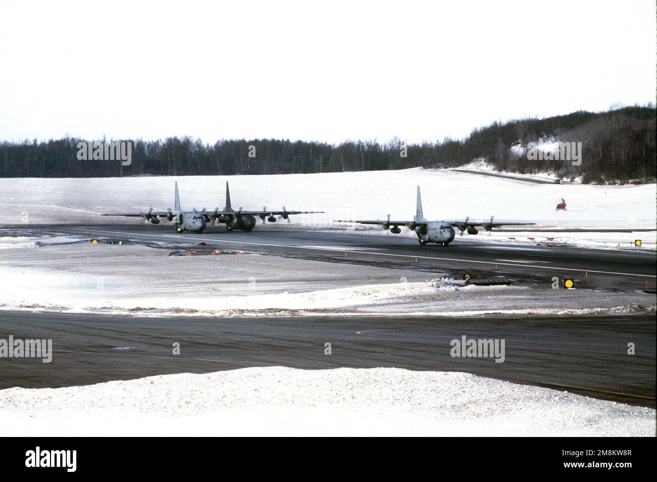 Drei C-37 von der 36. Luftwaffenstaffel, Yokota ab, Japan und Air National Guard (ANG) Stützpunkt in Anchorage Alaska, bilden die schneefreie Landebahn 05 in Vorbereitung auf den Start. Basis: Luftwaffenstützpunkt Elmendorf Bundesstaat: Alaska (AK) Land: Vereinigte Staaten von Amerika (USA) Stockfoto