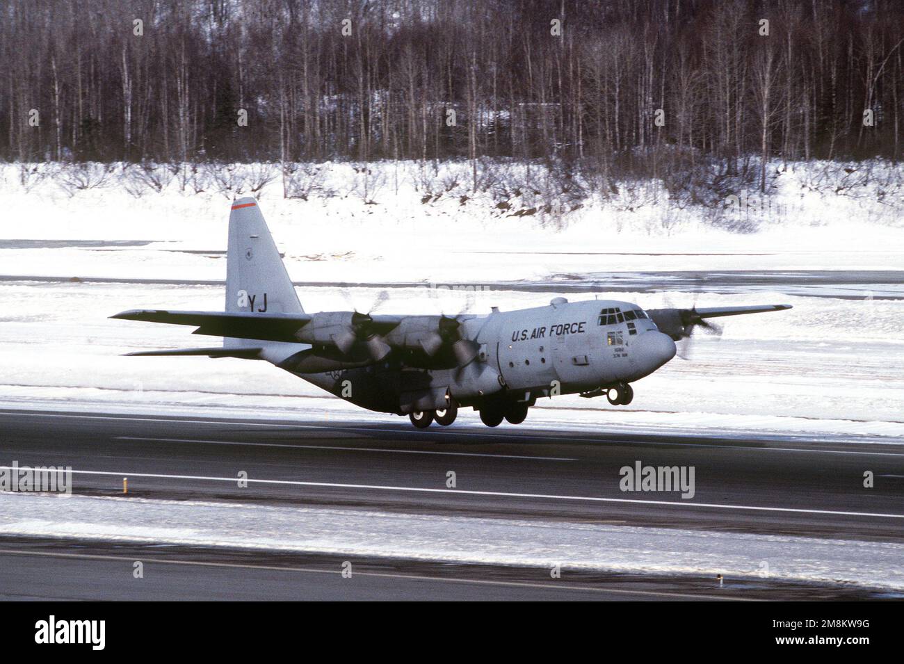Nachdem der Schnee von der Startbahn gesäubert wurde, startet eine C-130 vom 36. Luftschubgeschwader, Yokota ab, Japan, von Startbahn 05. Basis: Luftwaffenstützpunkt Elmendorf Bundesstaat: Alaska (AK) Land: Vereinigte Staaten von Amerika (USA) Stockfoto