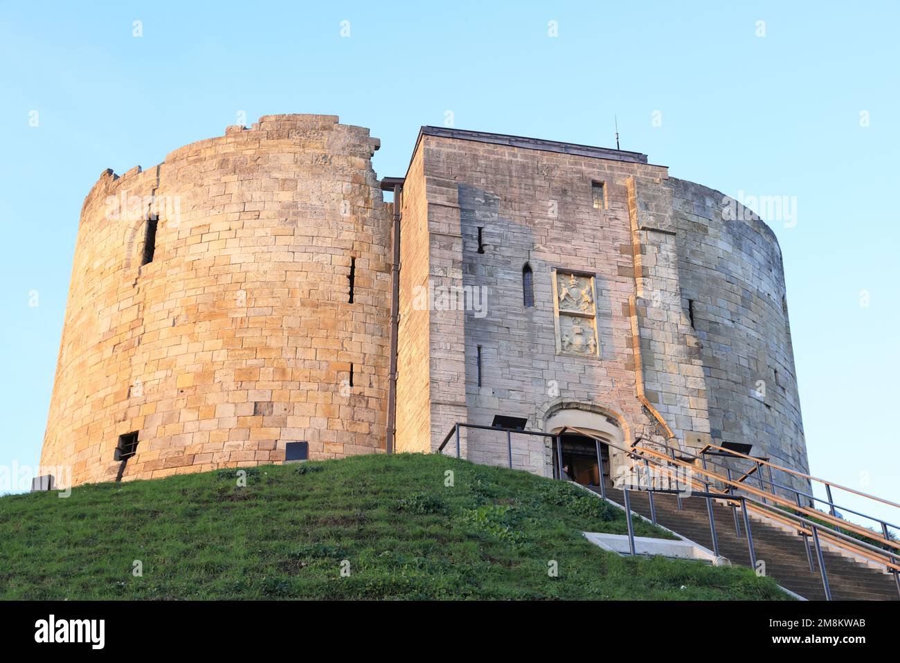 English Heritage Property, Clifford's Tower, ein Burgturm aus dem 13. Jahrhundert, früher als Gefängnis und königliche Münzprägeanstalt in York, Yorkshire, Großbritannien Stockfoto