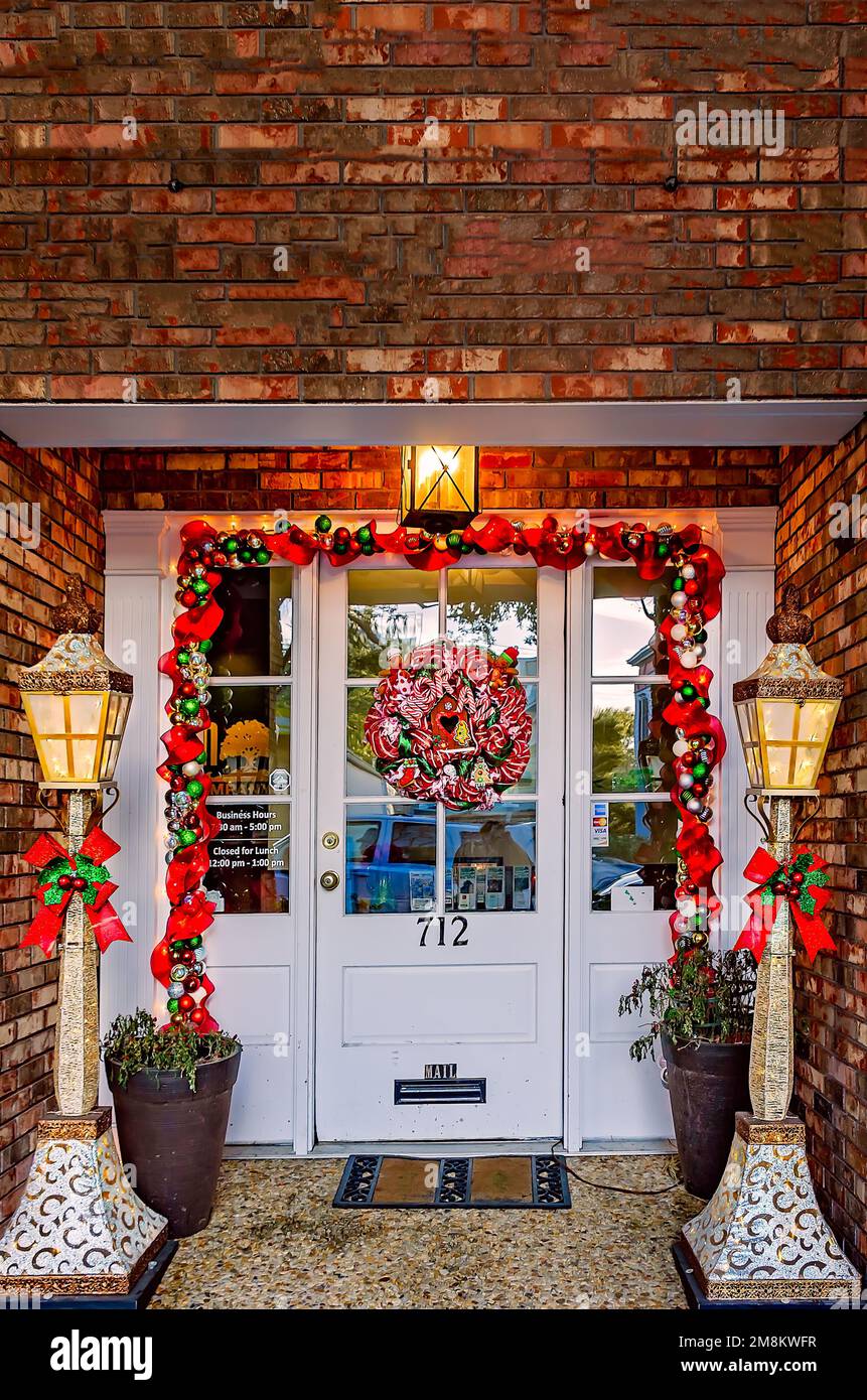Weihnachtsdekorationen verleihen dem Eingang der Moran Realty Company auf der Washington Avenue am 28. Dezember 2022 in Ocean Springs, Mississippi, einen festlichen Touch. Stockfoto
