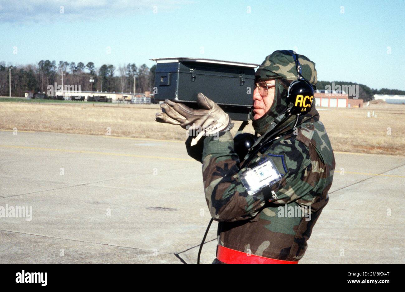 MASTER SGT. Hawkins steht auf der Landebahn und verwendet während der 169. Fighter Wing Operational Readiness Inspection einen tragbaren IFF-Sender/Empfänger (Identifikation, Freund oder Feind). Basis: McEntire Ang Station Bundesstaat: South Carolina (SC) Land: Vereinigte Staaten von Amerika (USA) Stockfoto