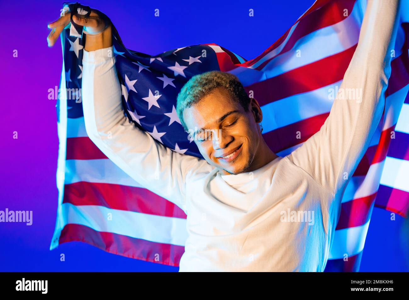 Fröhlicher Tänzer mit US-Nationalflagge. Amerikanischer Patriot, 4. Juli - Unabhängigkeitstag, Wahlen, Amerika, Arbeit. US-Banner. Stockfoto