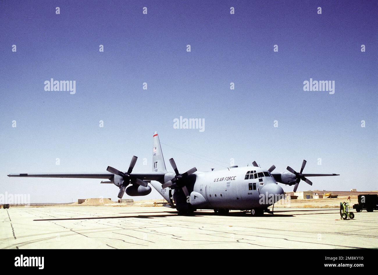 Eine C-130E, die derzeit auf dem 440. (P) Wing Dhahran Air Base stationiert ist, bereitet sich Saudi-Arabien auf den Start von einem Luftstützpunkt in Jordanien vor, nachdem es seine Fracht am Stützpunkt für die bevorstehende Air Power Expeditionary Force Operation entladen hat. Betreff Betrieb/Serie: AIR POWER EXPEDITIONARY FORCE Country: Jordanien (JOR) Stockfoto