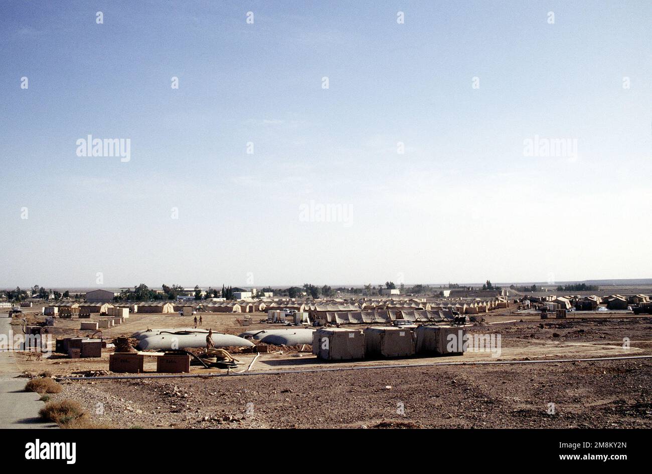 Gesamtblick auf die Zeltstadt auf einem jordanischen Luftwaffenstützpunkt. Die Zeltstadt wird noch immer gebaut, um stationiertes US-Militär aufzunehmen, das an der gemeinsamen Militäroperation der Vereinigten Staaten und Jordaniens, der Air Power Expeditionary Force Operation, beteiligt ist. Die Zeltstadt wird etwa 200 Zelte haben und ist zu etwa 75 % fertig gestellt. Betreff Betrieb/Serie: AIR POWER EXPEDITIONARY FORCE Country: Jordanien (JOR) Stockfoto