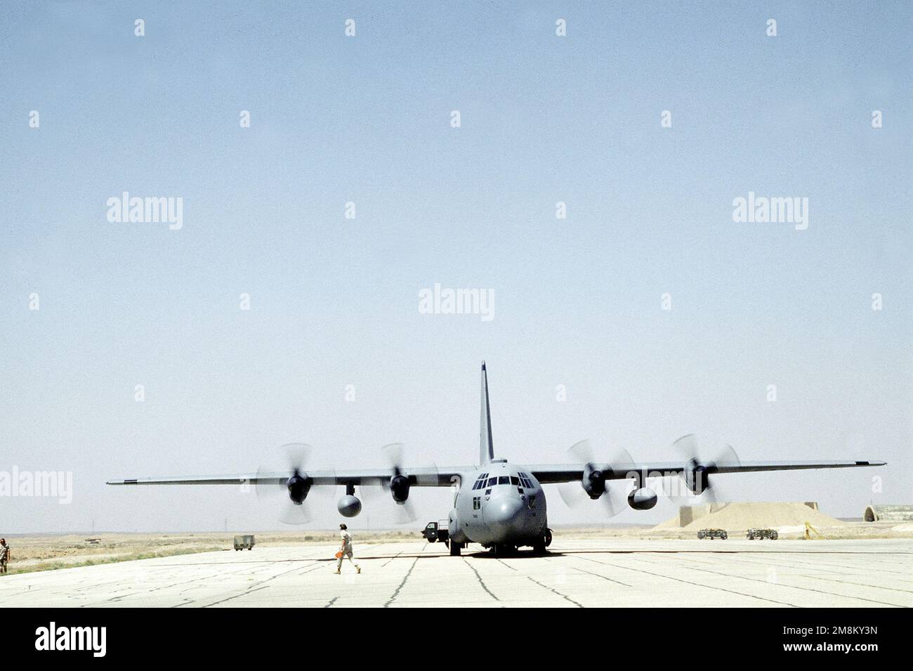 Eine C-130E ist derzeit auf dem 4404. (P) Flügel Dhahran Air Base stationiert, Saudi-Arabien Taxis auf der Landebahn an einem Luftwaffenstützpunkt in Jordanien. Das Flugzeug transportiert Munition für die bevorstehende Air Power Expeditionary Force Operation. Betreff Betrieb/Serie: AIR POWER EXPEDITIONARY FORCE Country: Jordanien (JOR) Stockfoto