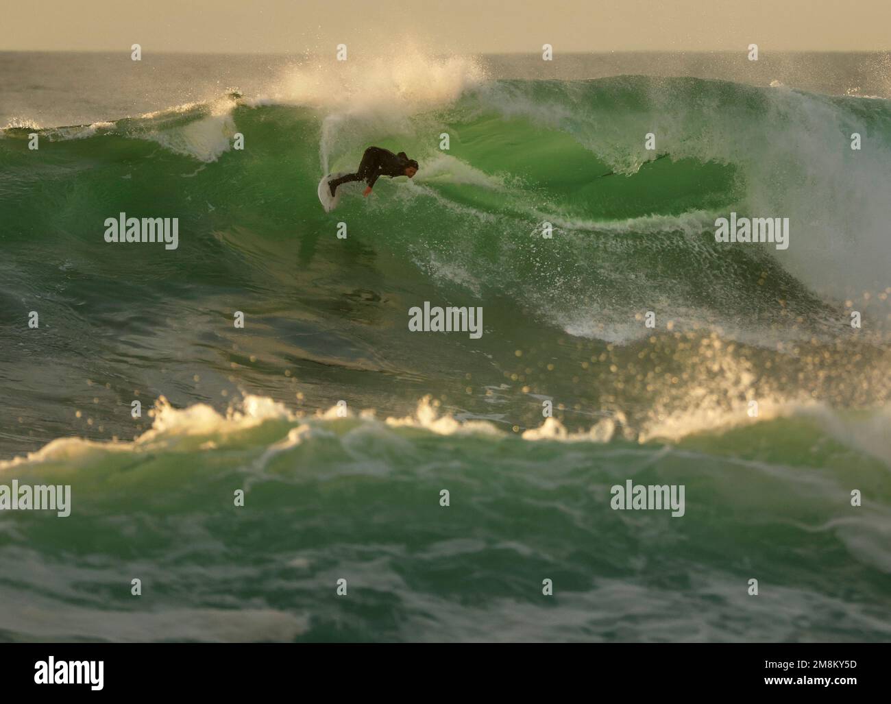 San Diego, Kalifornien, USA. 13. Januar 2023. Ein Surfer reitet auf einer Welle vor der Küste von La Jolla, während eine Reihe von Stürmen eine große Brandung entlang der kalifornischen Küste verursachte. (Kreditbild: © K.C. Alfred/ZUMA Press Wire) NUR REDAKTIONELLE VERWENDUNG! Nicht für den kommerziellen GEBRAUCH! Stockfoto