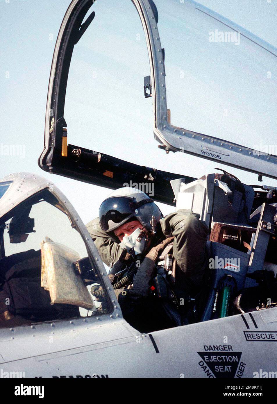 A-10-Pilot, Captain Eric Vander Linden, vom 442. Kampfflügel, Whiteman AFB, Missouri, schnallt sich an und schnallt sich an. Die Reserveeinheit wird am 1-28. April 1996 zur Unterstützung der Operation Determinate Edge auf dem Luftwaffenstützpunkt Aviano, Italien, eingesetzt. Betrifft Operation/Serie: GEMEINSAMER STÜTZPUNKT: Luftwaffenstützpunkt Aviano Staat: Pordenone Land: Italien (ITA) Stockfoto