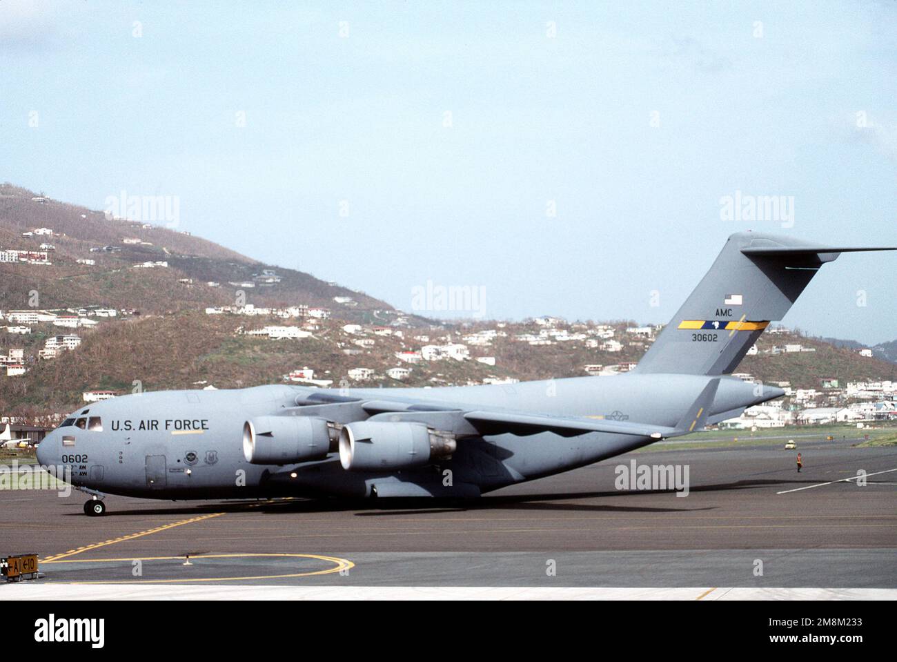 Ein C-17 Globemaster III vom 17. Airlift Squadron, 433. Air Wing, Charleston AFB, South Carolina, fährt am Flughafen ein Taxi, um Wasser in Flaschen und Fertiggerichte (MREs) zu liefern, nachdem Hurrikan Marilyn 1995 die Insel verwüstet hatte. Basis: St. Thomas Bundesstaat: Jungferninseln (VI) Land: Vereinigte Staaten von Amerika (USA) Stockfoto