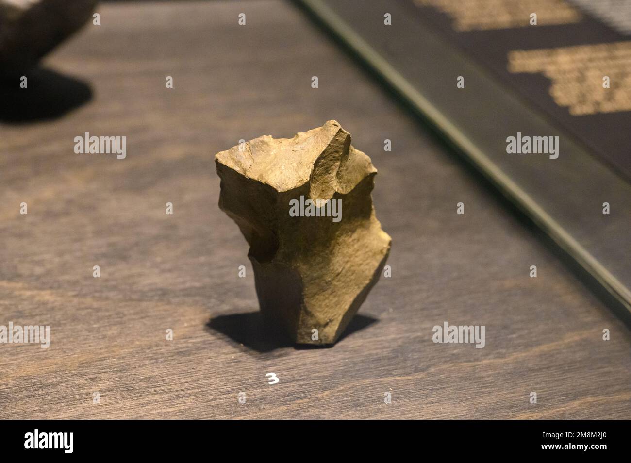 Oldowan-Werkzeug: Tuff-Schaber (Guss). Gefunden in Dmanisi, Georgia. Ausgestellt im Naturkundemuseum in Brüssel, Belgien. Stockfoto