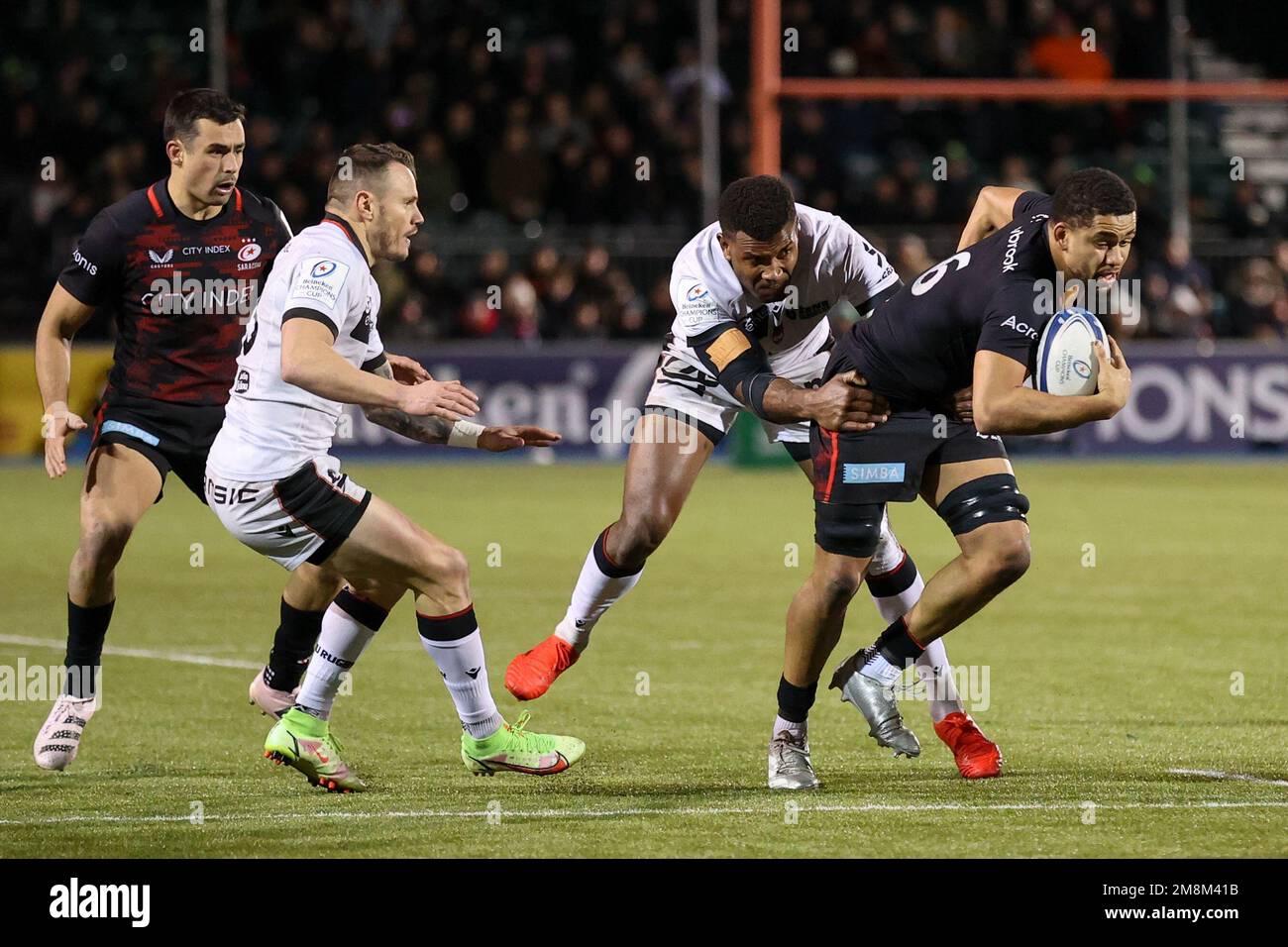 Andy Christie aus Saracens wird beim Europameisterschaftsspiel Saracens gegen Lyon im StoneX Stadium, London, Großbritannien, vom 14. Januar 2023 angegriffen (Foto: Nick Browning/News Images) Stockfoto