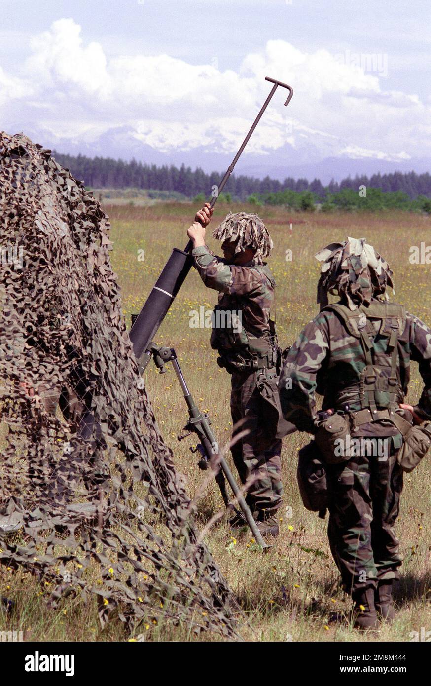 Mörsercrew-Soldaten, die dem 1. Bataillon, 5. Infanterie, 25. Infanteriedivision, Light, zugeteilt wurden, um das 120mm-ml-Mörserrohr zu reinigen. Die Anlage wird im Rahmen einer Brandübung in Bereich Nr. 8 getestet. Betrifft Operation/Serie: FEUERWEHRÜBUNGSBASIS: Fort Lewis Bundesstaat: Washington (WA) Land: Vereinigte Staaten von Amerika (USA) Stockfoto