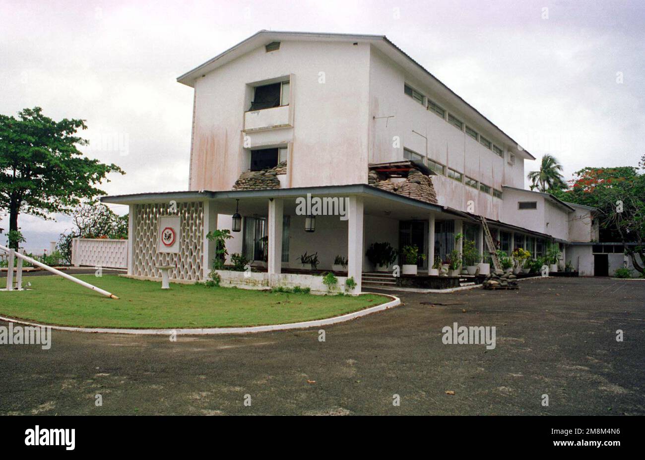 Blick auf den Südeingang zur Residenz der US-Botschafter in Monrovia, Liberia, mit Sicht auf die Marine Defensive. Während der Operation ASSURED RESPONSE Marines aus DEM 2. Marineexpeditionstrupp (MEU) Camp Lejeune übernahmen NC die Sicherheitsmission in der Botschaft. Betreff Betrieb/Serie: GESICHERTE EINSATZBASIS: US-Botschaft, Monrovia Land: Liberia (LBR) Stockfoto