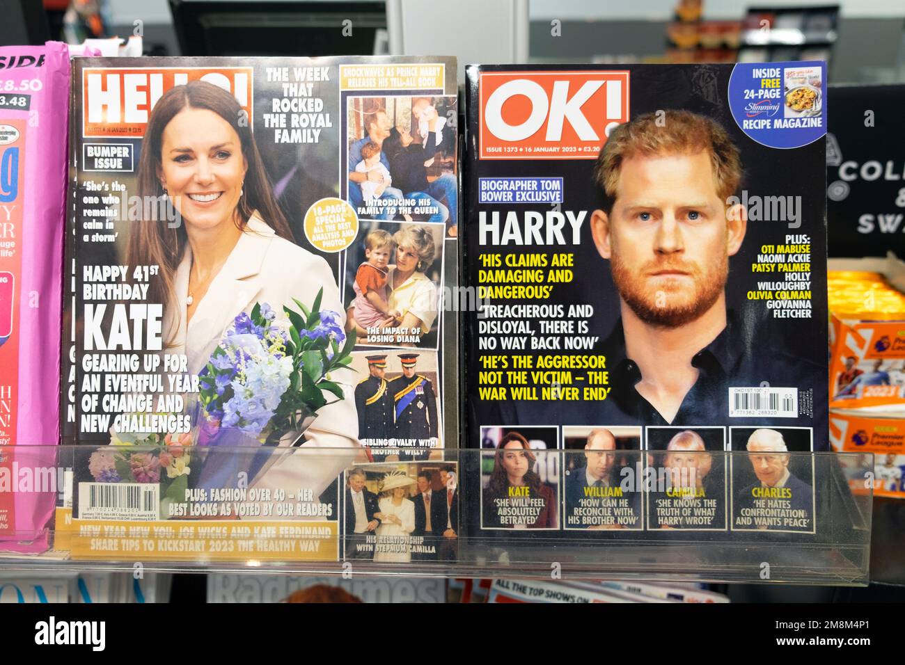 Prinz Harry auf dem Titelblatt des OK Magazins, nachdem das Ersatzbuch im Angebot ist, und Princess Kate auf DEM TITELBLATT DES HELLO Magazins im Ladenregal Januar 2023 London UK Stockfoto