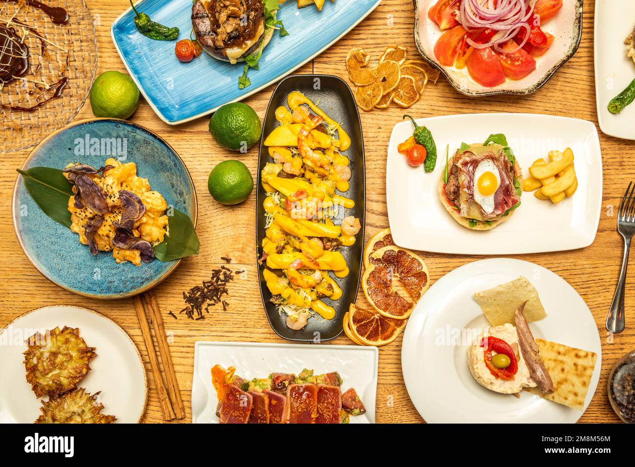Bild von oben mit schönen spanischen Speisen, Burgern und Tapas auf einem Holztisch Stockfoto