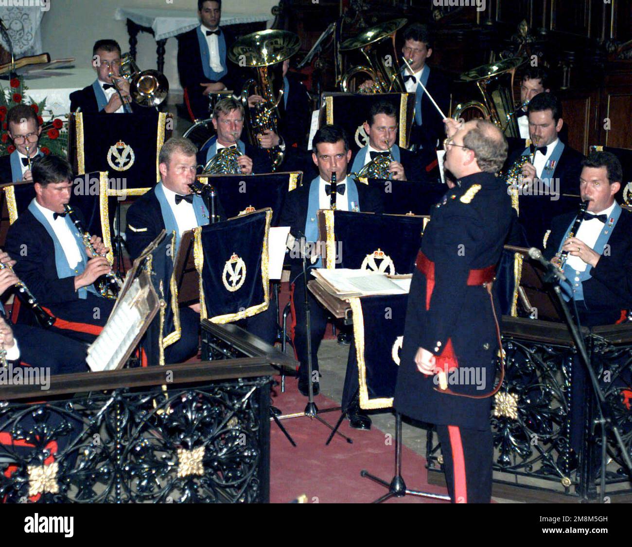 Mitglieder der British Army Air Corps Band spielen ihre Instrumente bei einem Konzert, das während der gemeinsamen Operation in einer römisch-katholischen Kathedrale im Zentrum von Sarajewo, Bosnien und Herzegowina, frei für die Öffentlichkeit gehalten wird. Betrifft Operation/Serie: GEMEINSAMER STÜTZPUNKT: Land Sarajewo: Bosnien und Herzegowina (BIH) Stockfoto