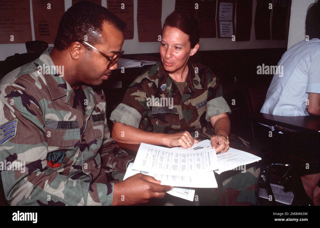 MARINESCHÜTZE SGT. Karen A. Fidgeon geht einige Punkte einer Gruppensitzung für Chancengleichheit mit DEM PERSONAL SGT durch. Derrick Harper, ein Spezialist für Chancengleichheit von Holloman AFB, NM, der einen der Kurse des Defense Equal Opportunity Management Institute absolviert. Exaktes Datum Aufnahme unbekannt veröffentlicht im AIRMAN Magazine August 1996. Basis: Patrick Luftwaffenstützpunkt Bundesstaat: Florida (FL) Land: Vereinigte Staaten von Amerika (USA) Stockfoto