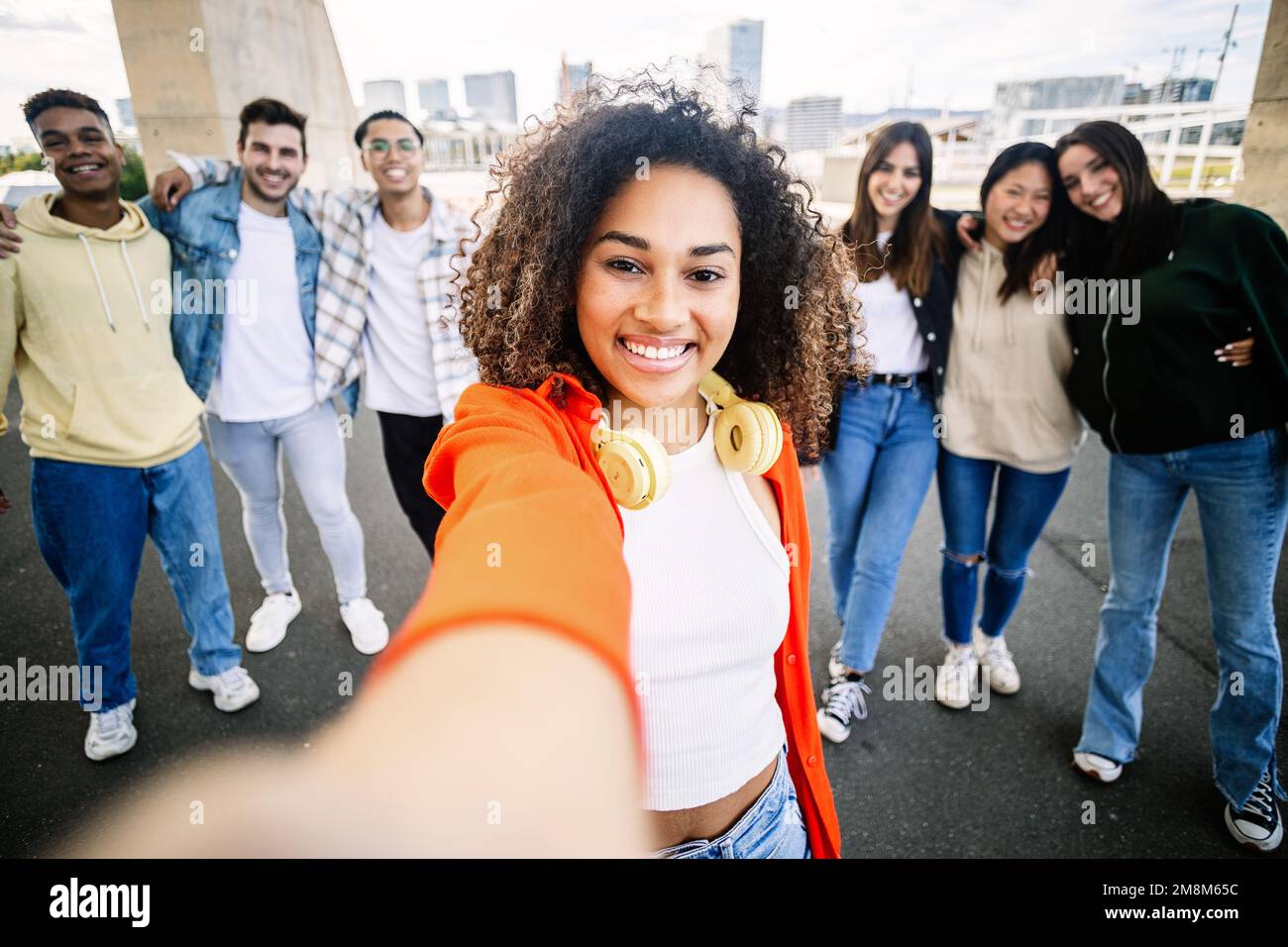 Freunde von Universitätsstudenten machen Selfie-Gruppen auf dem Campus-College Stockfoto