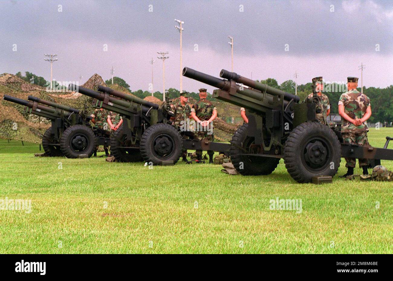 USA Marines von Bravo Battery, 1. Bataillon, 10. Marineregiment, 2D. Marine Division, halten sich zu ihren 105mm salutierenden Haubitzen bereit, während sie auf den Befehl warten, während der Probe der Eröffnungszeremonie zu feuern. Diese Übung wird vom US-amerikanischen Kommando für den Atlantik gesponsert und von den Marine Forces Atlantic durchgeführt. Im Rahmen des Programms „Partnerschaft für den Frieden“ wird diese Übung eine kombinierte Ausbildung in friedenserhaltenden und humanitären Operationen nach NATO/IFOR-Standards mit Schwerpunkt auf individuellen und kollektiven Fähigkeiten bieten. Operation/Serie: GENOSSENSCHAFT OSPREY '96 Basis: Marine Corp Stockfoto