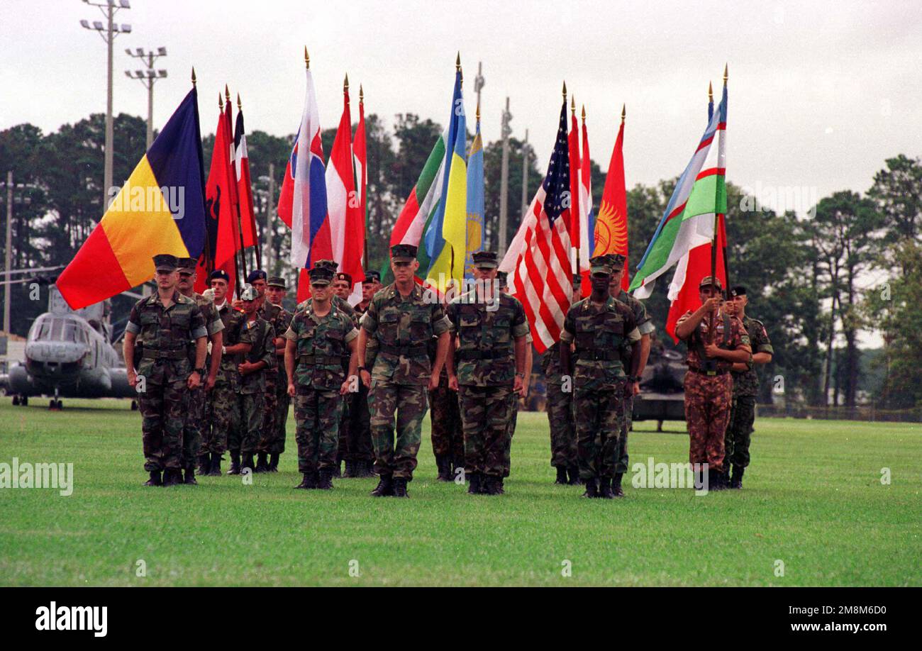 Die Eröffnungszeremonie beginnt mit dem marsch der Flaggenträger der teilnehmenden Länder auf die W.P.T. Hill Field. Die drei NATO-Länder, die Truppen bereitstellen, sind die Vereinigten Staaten, Kanada und die Niederlande. Die 16 Länder, die Truppen im Rahmen der "Partnerschaft für den Frieden" bereitstellen, sind Albanien, Österreich, Bulgarien, Estland, Georgien, Ungarn, Kasachstan, Kirgisistan, Lettland, Litauen, Moldau, Polen, Rumänien, Slowakische Republik, Ukraine, Und Usbekistan. Darüber hinaus stellen die folgenden Länder Beobachter für die Übung bereit: Aserbaidschan, Belarus, die Tschechische Republik und Dänemark. Betreff Operation/Serie: COOPERATIVE OSPREY ' Stockfoto