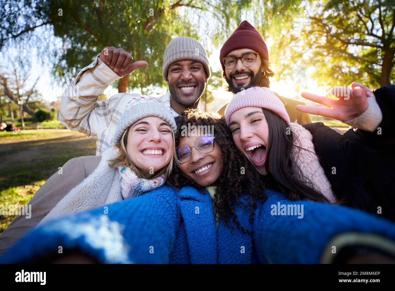 Im Winter lächelndes Selfie einer glücklichen Gruppe multikultureller Freunde, die in die Kamera schauen. Stockfoto