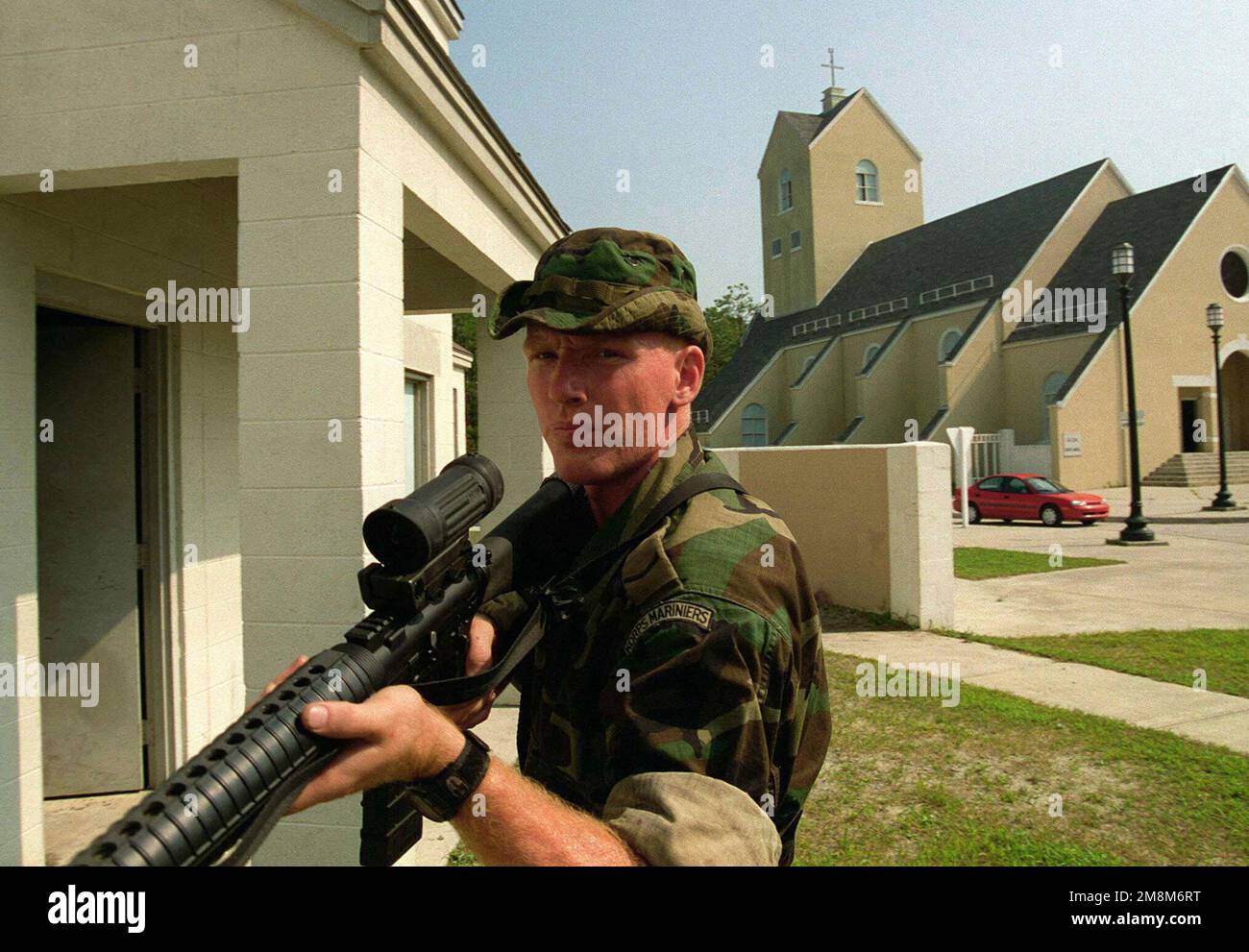 Ein holländischer Marine bereitet sich darauf vor, mit seinem kanadischen C7A1-Sturmgewehr mit einem optischen Kampfflugskop der Wildcat während der Lageübung 2, „militärische Operationen in städtischem Gelände“, Teil der Operation COOPERATIVE OSPREY 96, die in Camp Lejeune NC stattfindet, zu sehen. Ein holländischer Marine bereitet sich darauf vor, mit seinem kanadischen C7A1-Sturmgewehr mit einem optischen Kampfflugskop der Wildcat während der Lageübung 2, „militärische Operationen in städtischem Gelände“, Teil der Operation COOPERATIVE OSPREY Õ96, die in Camp Lejeune NC stattfand, zu sehen. Stockfoto