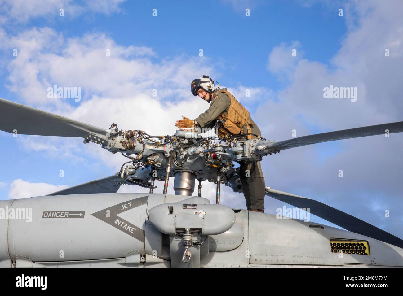 Auf See. 6. Januar 2023. LT. Griffin Walter, dem Helicopter Maritime Strike Squadron (HSM) 79 zugeteilt, führt vor dem Flug eine Überprüfung eines MH-60R Sea Hawk an Bord des Arleigh-Burke-Class-Guided-Missile Destroyer USS Bulkeley (DDG 84) vom 6. Januar 2023 durch. Die George H.W. Die Bush Carrier Strike Group ist in den USA stationiert Marinestreitkräfte Europa Einsatzgebiet, angestellt von den USA Sechste Flotte, die die Interessen der USA, Verbündeten und Partner verteidigt. (Foto: Nicholas Skyles) Guthaben: USA Navy/ZUMA Press Wire Service/ZUMAPRESS.com/Alamy Live News Stockfoto