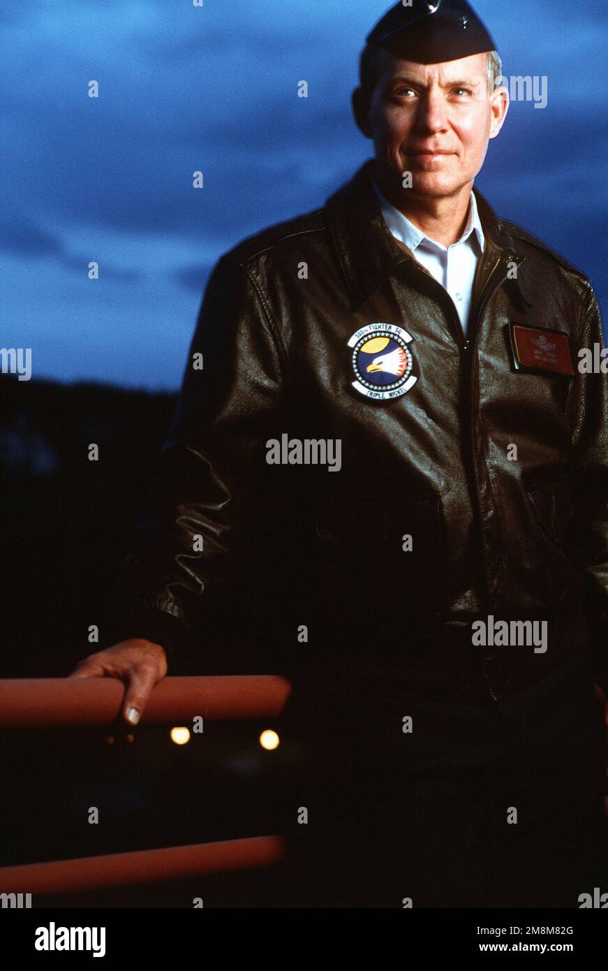 Brigg. GEN. Steve Ritchie in seiner Lederjacke posiert für ein ...