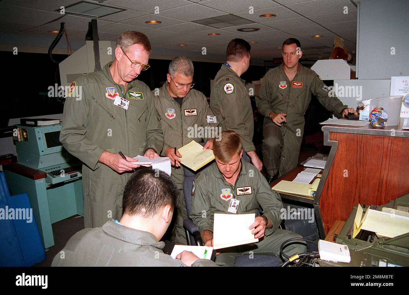 Brigg. GEN. David Young, 2 BW/CC, vergleicht Flugdaten, während sie sich auf den Abwurf von 13 Air-Starterraketen vorbereiten, um auf Zielen im Irak zu landen. Betreff Operation/Serie: WÜSTENSTREIKSTÜTZPUNKT: Luftwaffenstützpunkt Barksdale Bundesstaat: Louisiana (LA) Land: Vereinigte Staaten von Amerika (USA) Stockfoto