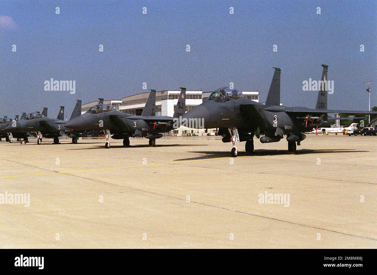 F-15 Eagles auf der Landebahn. Sie wurden während des Hurrikans Fran aus den Luftwaffenstützpunkten der Ostküste evakuiert. Basis: Luftwaffenstützpunkt Wright-Patterson Bundesstaat: Ohio (OH) Land: Vereinigte Staaten von Amerika (USA) Stockfoto
