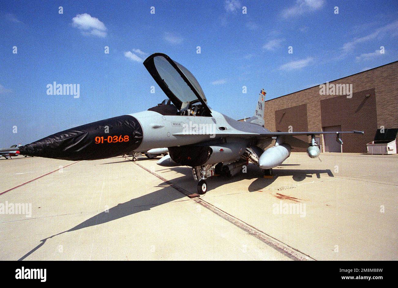 Nahaufnahme eines F-16-Kampffalken vom Luftwaffenstützpunkt Shaw, geparkt auf der Rollbahn, mit Nasenabdeckung und offenem Cockpit. Es wurde, zusammen mit vielen anderen Kampfflugzeugen, während des Hurrikans Fran von einem Luftwaffenstützpunkt an der Ostküste evakuiert. Basis: Luftwaffenstützpunkt Wright-Patterson Bundesstaat: Ohio (OH) Land: Vereinigte Staaten von Amerika (USA) Stockfoto