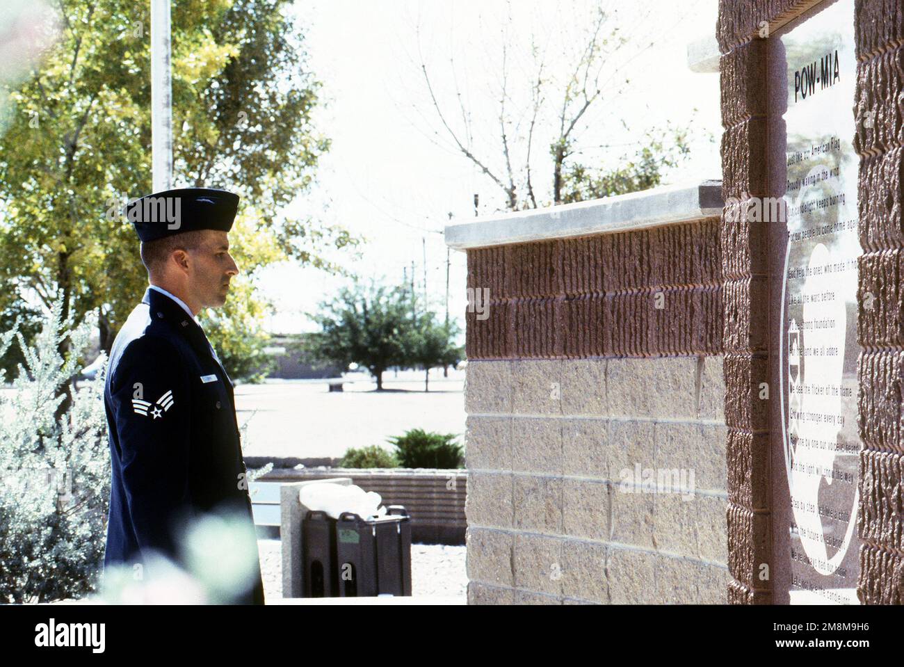 Ein nicht identifizierter Air Force Sergeant von der Holloman AFB steht während der Gedenkfeier zur Kriegsgefangenschaft/MIA Wache. Basis: Luftwaffenstützpunkt Holloman Bundesstaat: New Mexico (NM) Land: Vereinigte Staaten von Amerika (USA) Stockfoto