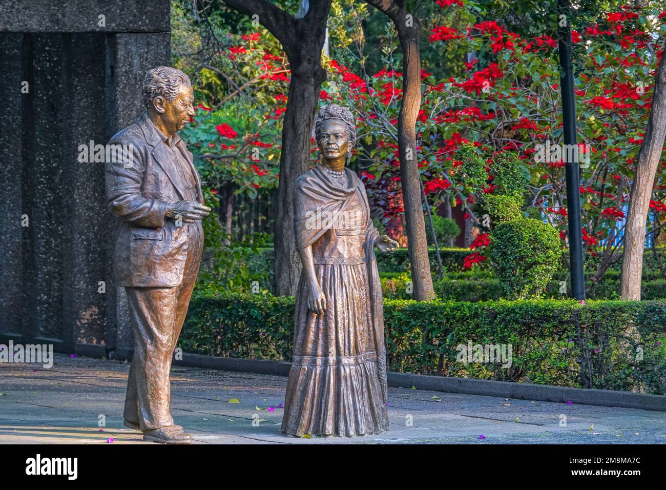 Bronzestatuen des mexikanischen Künstlers Frida Kahlo und ihres Mannes, des mexikanischen Wandlers Diego Rivera, von Gabriel Ponzanelli im Frida Kahlo Park von Coyoacan, Mexiko-Stadt, Mexiko. Stockfoto