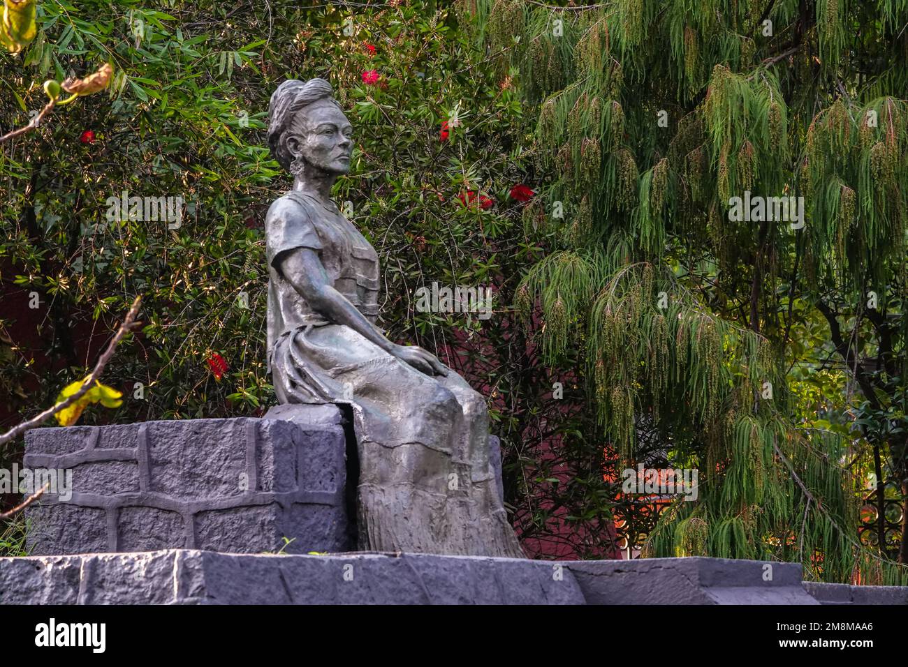 Bronzestatue des mexikanischen Künstlers Frida Kahlo vom Bildhauer Gabriel Ponzanelli im Frida Kahlo Park von Coyoacan, Mexiko-Stadt, Mexiko. Stockfoto