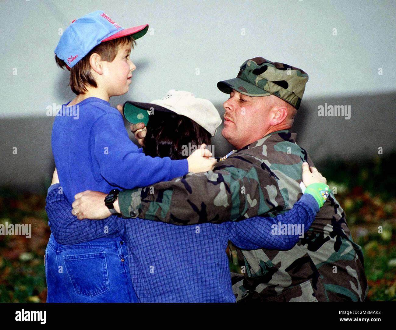 US-Armee, Sergeant (SGT) John Silver vom 1. Bataillon, 26. Infanterie, 2. Brigade, 1. Infanteriedivision (mechanisiert), Scheinfurt, Deutschland, wird vor seinem Einsatz in Camp Demi, Bosnien-Herzegowina zuletzt von seinen beiden Söhnen Jason und Robert umarmt. SGT. Silver wird Teil der Covering Force sein, die die derzeitigen Soldaten ersetzen wird, die an der Operation JOINT ENDEAVOR am 15. Oktober 1996 teilnehmen. Gegenstand Operation/Serie: GEMEINSAME ENDEAVOR-Basis: Scheinfurt Land: Deutschland/Deutschland (DEU) Stockfoto