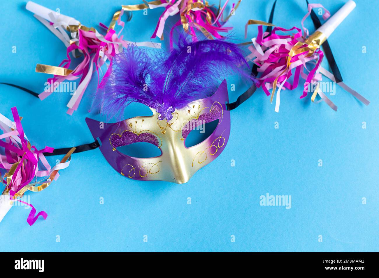 Festliche Gesichtsmaske für Karnevalsfeiern auf blauem Hintergrund. Karnevalshintergrund mit Karnevalsmasken. Flaches Karnevalskonzept. Stockfoto