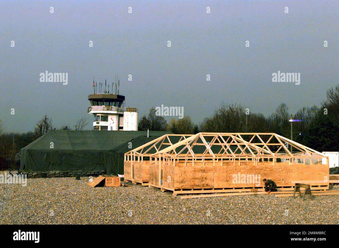 US Air Force STAFF Sergeant Kruse, ein SPEZIALIST für Straßenbelag, 786. Geschwader Bauingenieurwesen, Luftwaffenstützpunkt Ramstein, Deutschland, misst ein Stück Holz neben einem neu gebauten Zelt in der Nähe des Tuzla Luftwaffenstützturms in Bosnien und Herzegowina, um DIE gemeinsame Operation zu unterstützen. Betrifft Operation/Serie: GEMEINSAMER STÜTZPUNKT: Tuzla Luftstützpunkt Land: Bosnien und Herzegowina (BIH) Stockfoto