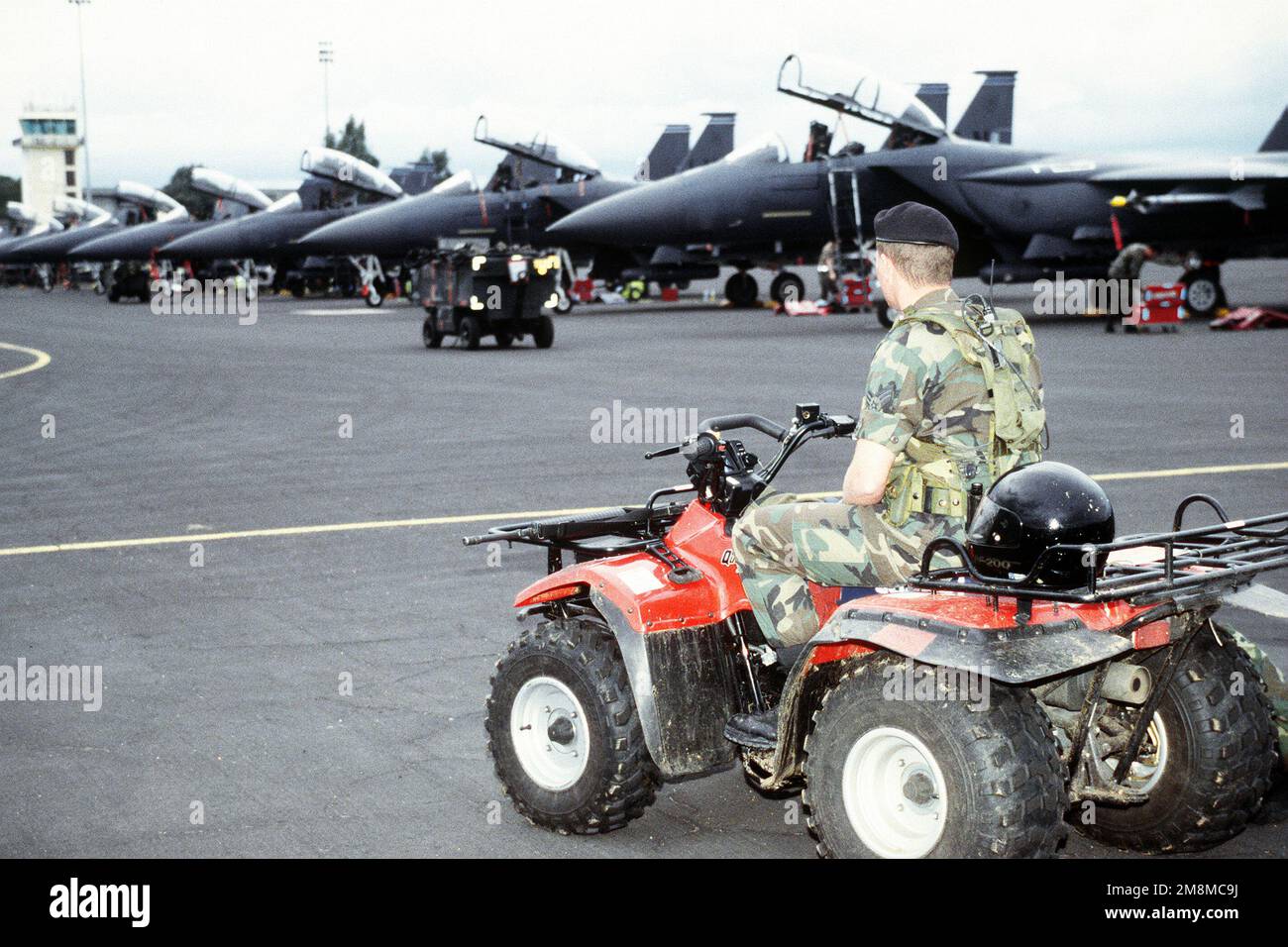 Sicherheitspolizist SENIOR AIRMAN Eric Ellis, 48. Sicherheitspolizeigeschwader, von der RAF Lakenheath, Großbritannien patrouilliert die F-15 Eagle Fighter Rampe, auf einem ATV (All Terrain Vehicle), am Sidi Slimane Air Base, Marokko, Afrika. Er ist zum Teil Personal- und Kampfflugzeuge, die im Rahmen der zweijährlichen African Eagle '96, einer gemeinsamen US-marokkanischen Trainingsübung, nach Sidi Slimane ab entsandt werden. Flugzeuge aus der gesamten USAFE, zusammen mit F-15C Eagle und F-15E Strike Eagle Kämpfern der RAF Lakenheath, die in Live-Luftübungen mit den Royal Moroccan Air Force F-5 und Mirage F-1 Kämpfern ausgebildet wurden. Betreff Ope Stockfoto