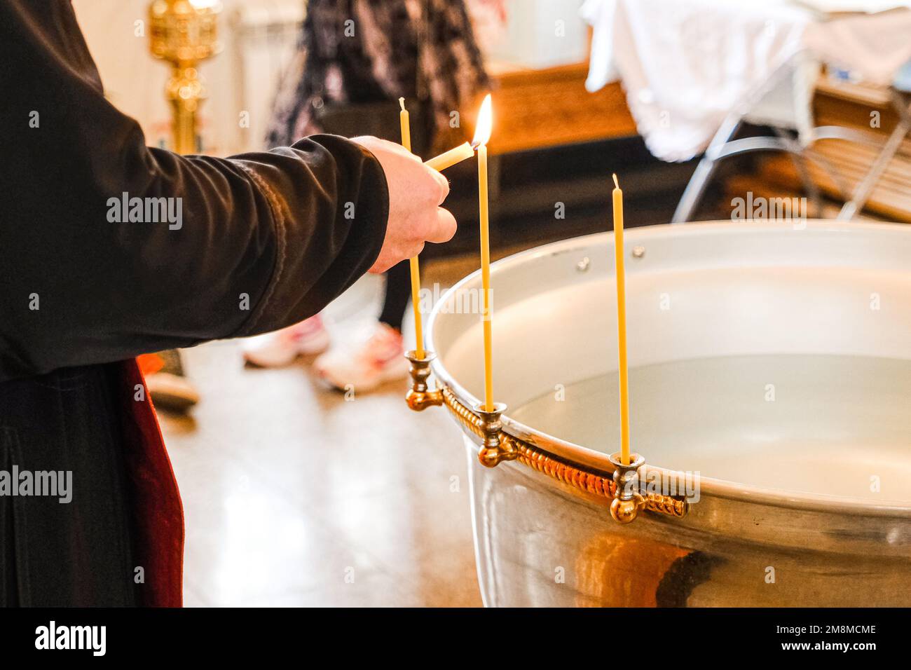 Die Detail-Taufzeremonie in der Kirche Stockfoto